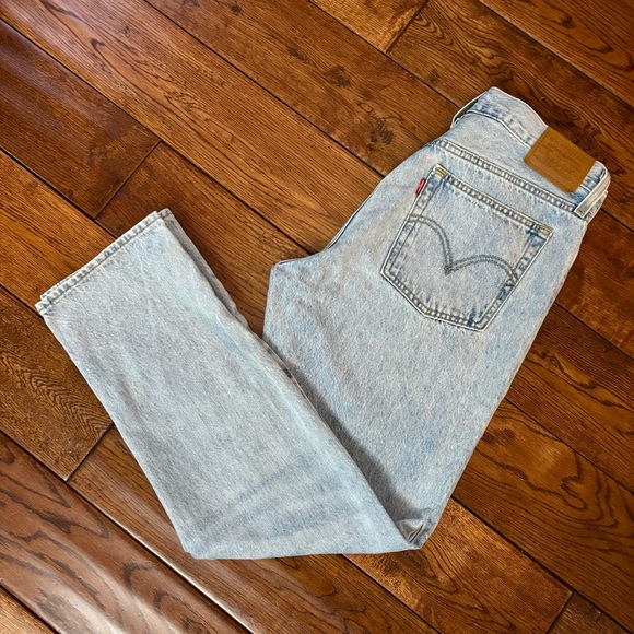 Levi's Wedgie Straight Light Wash Ankle Jeans - Picture 6 of 13